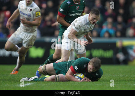 Leicester, UK. 16. November 2014. Aviva Premiership. Leicester Tigers gegen Sarazenen. Chris Ashton (Sarazenen) glowers bei Jamie Gibson (Leicester), wer hat den Ball Credit erholt: Action Plus Sport/Alamy Live News Stockfoto