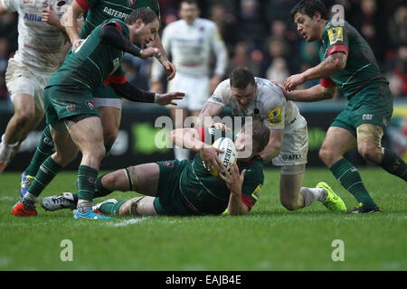 Leicester, UK. 16. November 2014. Aviva Premiership. Leicester Tigers gegen Sarazenen. Chris Ashton (Sarazenen) glowers bei Jamie Gibson (Leicester), wer hat den Ball Credit erholt: Action Plus Sport/Alamy Live News Stockfoto