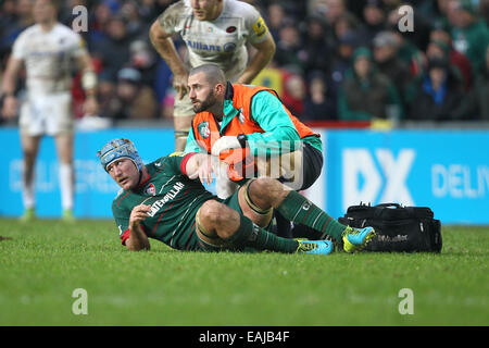 Leicester, UK. 16. November 2014. Aviva Premiership. Leicester Tigers gegen Sarazenen. Jordan Crane (Leicester) erhält einen Arzt aufsuchen und das Spiel geht weiter. Bildnachweis: Aktion Plus Sport/Alamy Live-Nachrichten Stockfoto