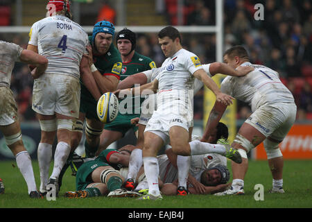 Leicester, UK. 16. November 2014. Aviva Premiership. Leicester Tigers gegen Sarazenen. Richard Wigglesworth (Sarazenen) bekommt den Ball Weg. Bildnachweis: Aktion Plus Sport/Alamy Live-Nachrichten Stockfoto