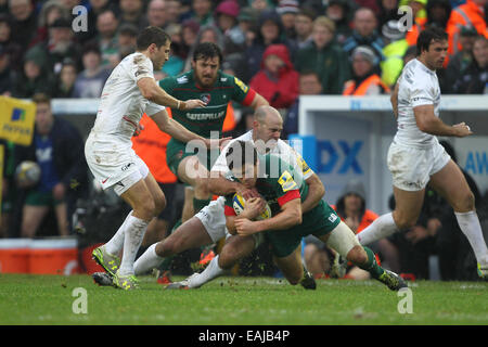 Leicester, UK. 16. November 2014. Aviva Premiership. Leicester Tigers gegen Sarazenen. Anthony Allen (Leicester) von Charlie Hodgson (Sarazenen) in Angriff genommen wird. Bildnachweis: Aktion Plus Sport/Alamy Live-Nachrichten Stockfoto