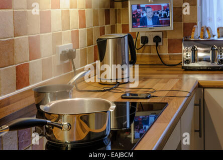 Viele Geräte in einer modernen Küche verwendet wird. Schweren elektrischen Verbrauch. Stockfoto