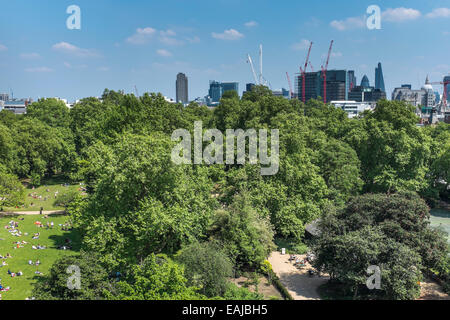 Luftaufnahme des Lincoln es Inn Fields mit Menschen entspannen auf dem Rasen und der City of London Wolkenkratzer im Hintergrund. Stockfoto