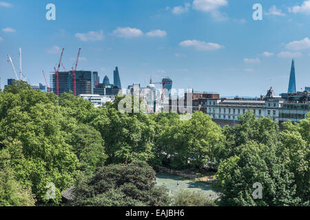 Luftaufnahme des Lincoln es Inn Fields und Tennis Court mit der City of London Wolkenkratzer und Kräne auf die Skyline. Stockfoto