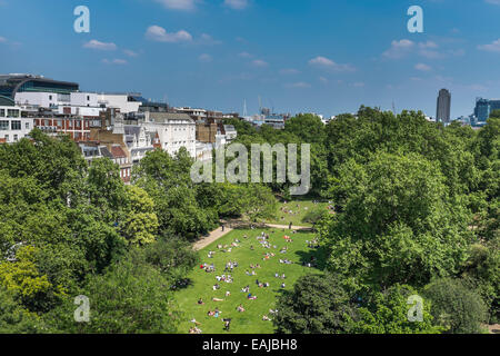 Luftaufnahme des Lincoln es Inn Fields mit Menschen entspannen auf dem Rasen. Stockfoto