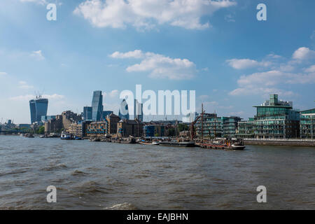 Blick von einem Boot des modernen riverside Apartments im Wapping am nördlichen Ufer der Themse und Wolkenkratzer der Stadt. Stockfoto