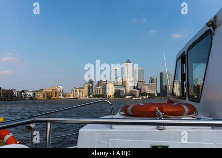 Ansicht von Canary Wharf über den Bug von einem Fluss Vergnügungsschiff auf der Themse. Stockfoto