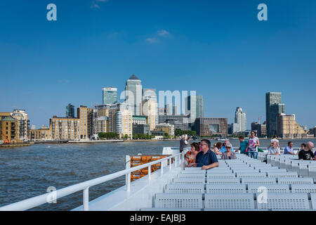 Touristen nehmen im Visier der Canary Wharf vom oberen Deck ein Vergnügungsschiff auf der Themse. Stockfoto