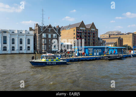 Fluss-Polizei-Boote vertäut auf dem schwimmenden Ponton am St John's Wharf, Wapping, vom Fluss aus gesehen. Stockfoto