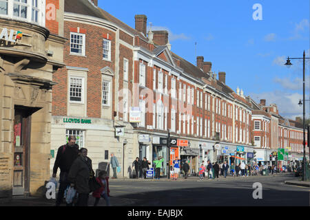 Geschäfte in Epsom High Street, Surrey, England, Vereinigtes Königreich Stockfoto