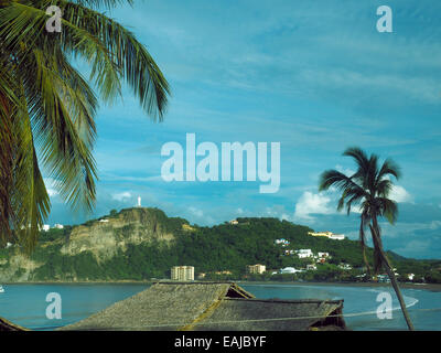 Landschaft Badeort San Juan del Sur Nicaragua mit Wahrzeichen Statue Jesus Christus am Berg im zentralen Pazifischen Ozean A Stockfoto