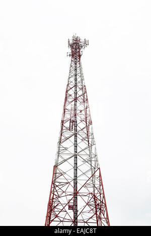 Telekommunikation-Mast mit Mikrowellenverbindung und TV-Sendeantennen auf blauen Himmel. Stockfoto