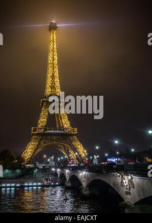 Der Eiffelturm bei Nacht Stockfoto