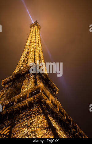 Der Eiffelturm bei Nacht Stockfoto
