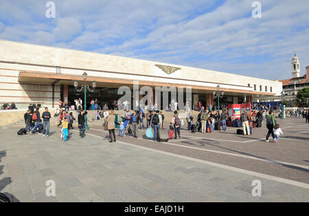 Reisende außerhalb vom Bahnhof Santa Lucia, Venedig, Italien. Stockfoto