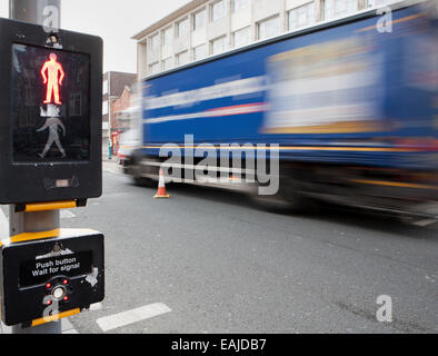 Bewegung verwischt Menschen überqueren am Pelican crossing Southport, Merseyside, UK Stockfoto