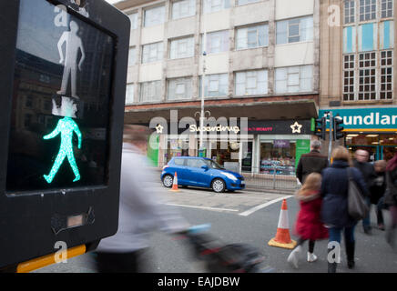 Bewegung verwischt Menschen überqueren am Pelican crossing Southport, Merseyside, UK Stockfoto