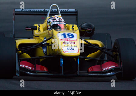 Imola, Italien - 11. Oktober 2014: Dallara F312 – Volkswagen Jagonya Ayam mit Carlin Team, angetrieben von Giovinazzi Antonio (Ita) in Aktion während der Fia Formel 3 European Championship - Rennen in Imola auf Enzo & Dino Ferrari Rennstrecke am 11. Oktober 2014 in Imola, Italien. (Foto von Mauro Dalla Pozza) Stockfoto