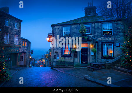 Haworth Hauptstraße am schwarzen Stier Pub und Weihnachten Weihnachtsschmuck Stockfoto