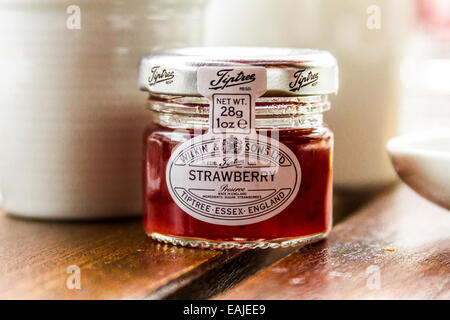 Einen kleinen Topf mit Tiptree Strawberry Jam auf einem Frühstückstisch Stockfoto