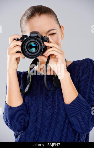 Weibliche Fotografen fotografieren Stockfoto