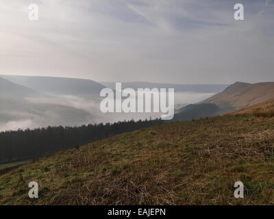 In des Tals rund um Dovestone Resevoir in Saddleworth aufsteigenden Nebel Stockfoto