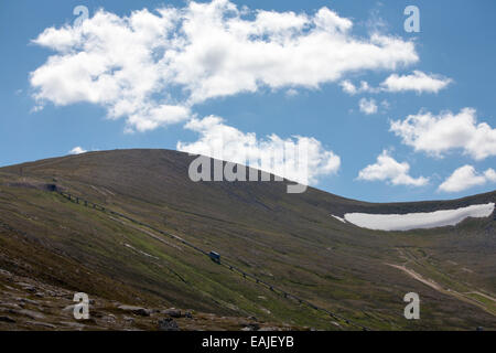 Der Gipfel des Cairn Gorm und Standseilbahn von der Piste vor Coire Cas am östlichen Hänge Cairngorms Grampian Stockfoto