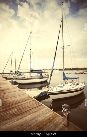 Retro-gefilterte Bild von Yachten am Pier. Stockfoto