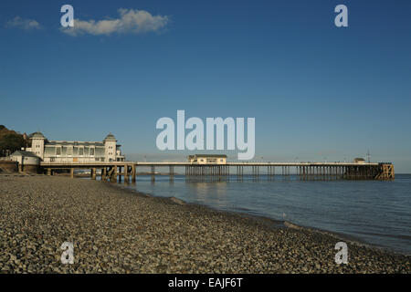 Ansichten von Penarth Pier am hellen Tag im Herbst, Penarth, Vale of Glamorgan, South Wales, Vereinigtes Königreich, UK, EU. Stockfoto