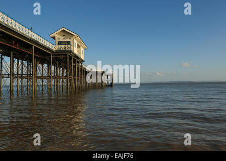 Ansichten von Penarth Pier am hellen Tag im Herbst, Penarth, Vale of Glamorgan, South Wales, Vereinigtes Königreich, UK, EU. Stockfoto