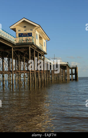 Ansichten von Penarth Pier am hellen Tag im Herbst, Penarth, Vale of Glamorgan, South Wales, Vereinigtes Königreich, UK, EU. Stockfoto