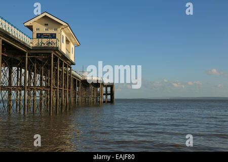 Ansichten von Penarth Pier am hellen Tag im Herbst, Penarth, Vale of Glamorgan, South Wales, Vereinigtes Königreich, UK, EU. Stockfoto