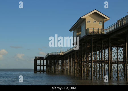 Ansichten von Penarth Pier am hellen Tag im Herbst, Penarth, Vale of Glamorgan, South Wales, Vereinigtes Königreich, UK, EU. Stockfoto