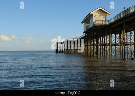 Ansichten von Penarth Pier am hellen Tag im Herbst, Penarth, Vale of Glamorgan, South Wales, Vereinigtes Königreich, UK, EU. Stockfoto