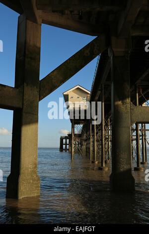 Ansichten von Penarth Pier am hellen Tag im Herbst, Penarth, Vale of Glamorgan, South Wales, Vereinigtes Königreich, UK, EU. Stockfoto