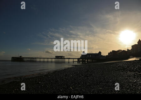 Ansichten von Penarth Pier am hellen Tag im Herbst, Penarth, Vale of Glamorgan, South Wales, Vereinigtes Königreich, UK, EU. Stockfoto