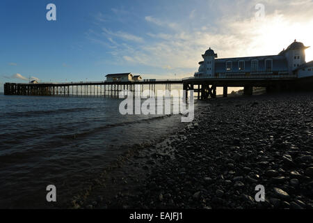 Ansichten von Penarth Pier am hellen Tag im Herbst, Penarth, Vale of Glamorgan, South Wales, Vereinigtes Königreich, UK, EU. Stockfoto