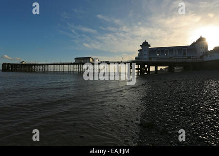 Ansichten von Penarth Pier am hellen Tag im Herbst, Penarth, Vale of Glamorgan, South Wales, Vereinigtes Königreich, UK, EU. Stockfoto