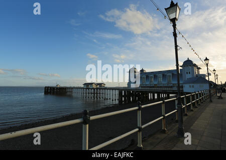 Ansichten von Penarth Pier am hellen Tag im Herbst, Penarth, Vale of Glamorgan, South Wales, Vereinigtes Königreich, UK, EU. Stockfoto