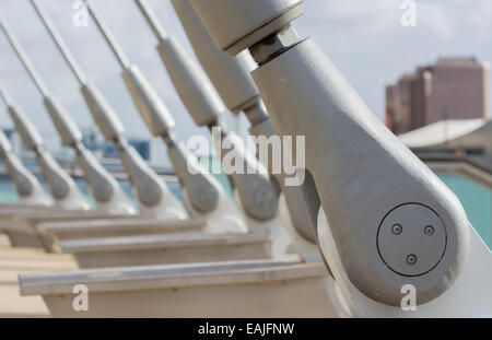 Eine Nahaufnahme der Stahl Kabel-Aufenthalte von der Medienstadt Fußgängerbrücke in Salford Quays, genommen aus einem niedrigen Winkel mit flachen Fokus. Stockfoto