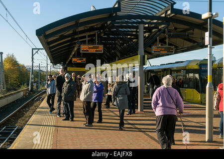 Passagiere warten bei Cornbrook Metrolink Tram Stop, Manchester, England, UK.  Ersten Tag des Services an der Flughafen-Linie. Stockfoto