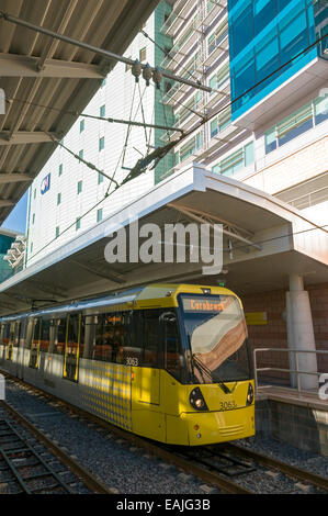 Metrolink Straßenbahn an der Manchester Flughafen Endstation, Manchester, England, UK Stockfoto