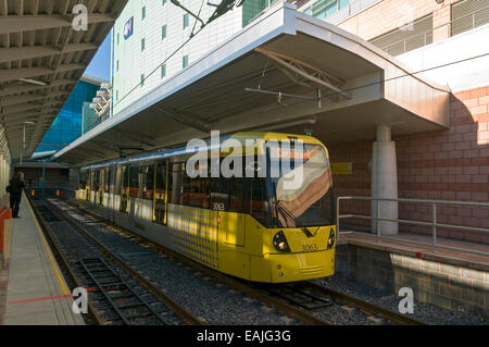 Metrolink Straßenbahn an der Manchester Flughafen Endstation, Manchester, England, UK Stockfoto