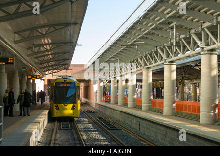 Metrolink Straßenbahn an der Manchester Flughafen Endstation, Manchester, England, UK Stockfoto