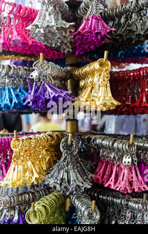 Schlüsselanhänger, geformt wie der Eiffelturm zu verkaufen in einen Souvenir-Shop auf der Rue de Rivoli, Paris, Frankreich. Stockfoto