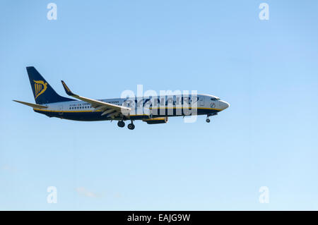 Ryanair Boeing 737-8AS hereinkommen, landen am Flughafen Manchester, England, UK Stockfoto