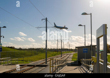 Flugzeuge über die Shadowmoss Metrolink-Straßenbahn zu stoppen, auf der Flughafen-Linie, Wythenshawe, Manchester, England, UK Stockfoto