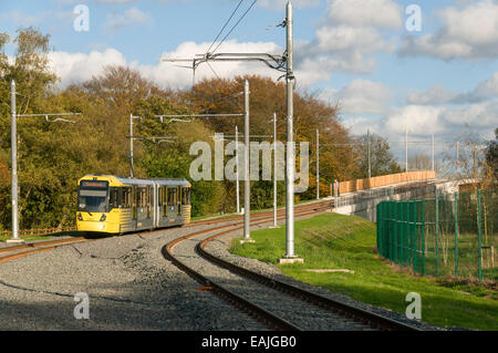 Metrolink Straßenbahn nähert sich des Fluss Mersey Viadukts in der Nähe der Verkauf Water Park Station, Flughafen-Linie, Manchester, England, UK Stockfoto