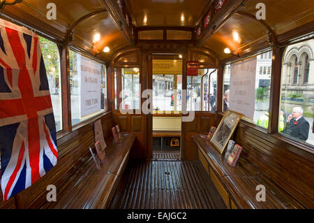 1914 Manchester Corporation Tramways Vintage Straßenbahn No.765 auf dem Display für einen Tag nur am Albert Square, Manchester, UK. Stockfoto