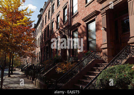 Blick auf Sandsteinhaus befindet sich auf der Henry Street im historischen Viertel von Brooklyn Heights Stockfoto